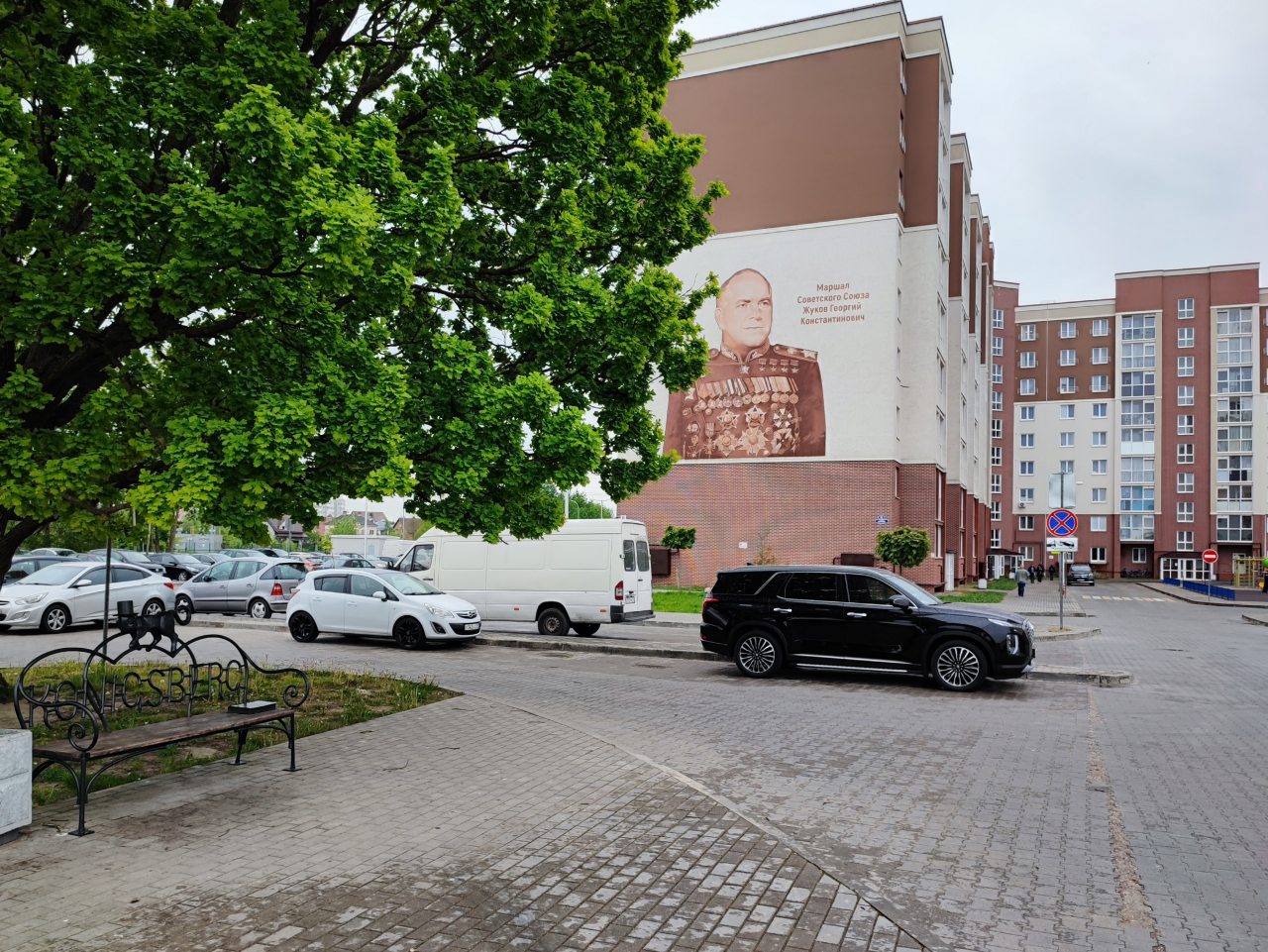 бесплатная парковка по внешнему периметру дома