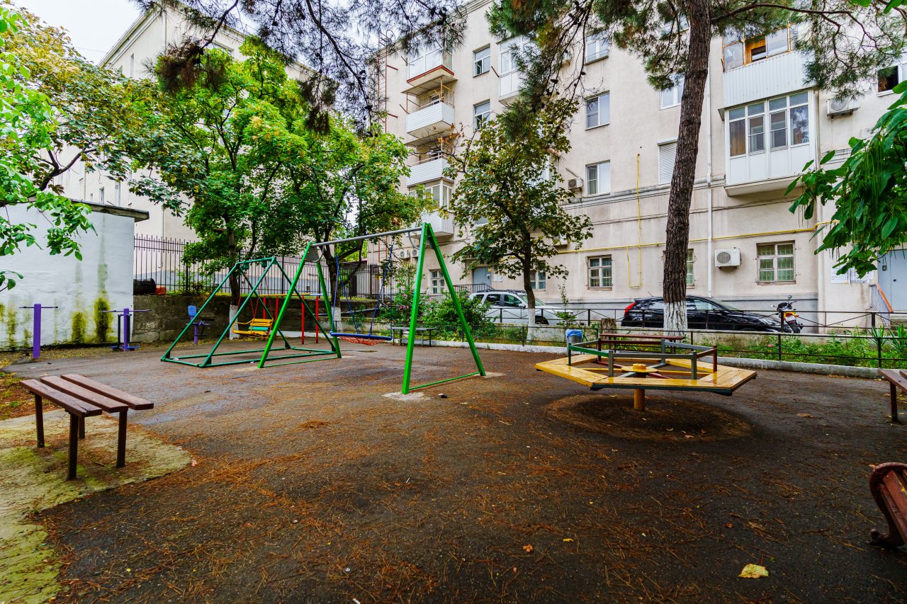 Детская площадка, Апартаменты На Карла Маркса от LetoApart
