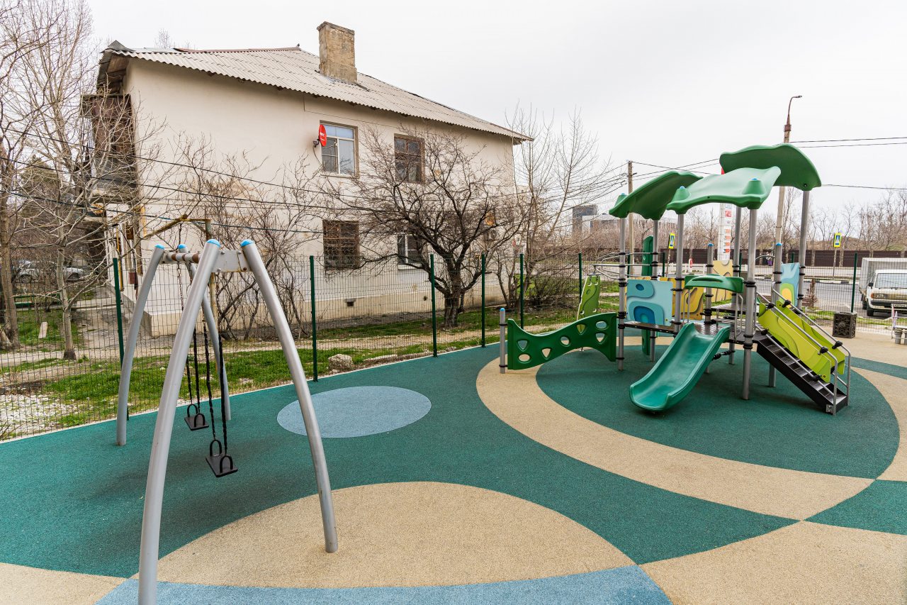 Детская площадка, Апартаменты Яркие от LetoApart