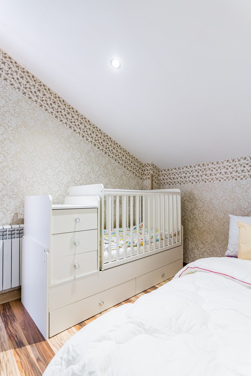 Детская кроватка, Апартаменты На Крымской 19 от LetoApart
