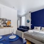 Кухонная зона, двуспальная кровать, диван