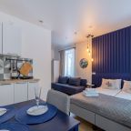 Кухонная зона, двуспальная кровать, диван