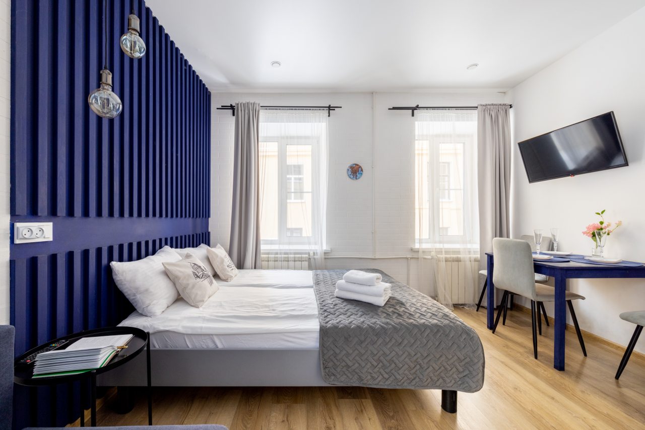 Двуспальная кровать, журнальный столик, тихий двор