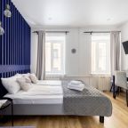 Двуспальная кровать, журнальный столик, тихий двор