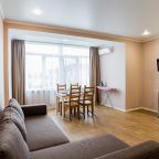 Апартаменты (Уютные просторные в двух минутах ходьбы от моря), Апартаменты На Пионерском проспекте от LetoApart