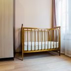 Детская кроватка, Апартаменты 7 На Пионерском проспекте 259 от LetoApart