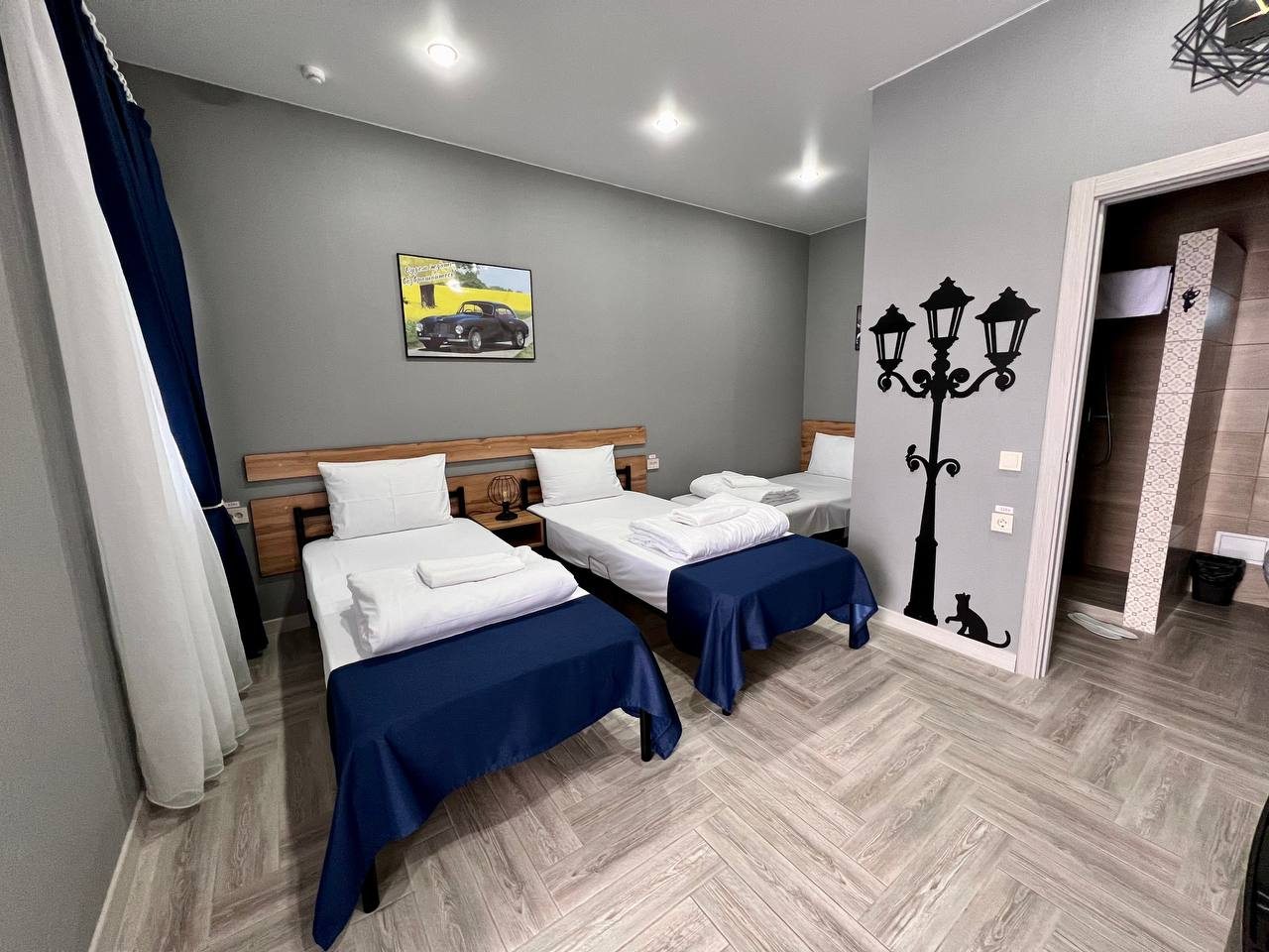 Трёхместный и более (Стандарт 3-х местный (ТРИПЛ) с тремя односпальными кроватями) мотеля Астонит, Глубокий, Ростовская область