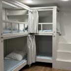 Двенадцатиместный (Номер 1 Джентельмены), Хостел Как дома и точка