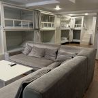 Двенадцатиместный (Номер 1 Джентельмены), Хостел Как дома и точка