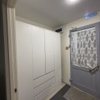 При входе в помещение расположен вместительный шкаф