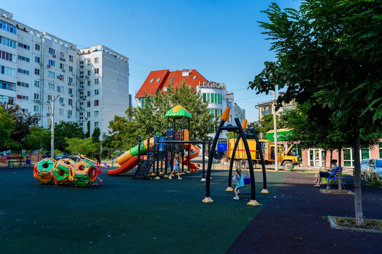 Детская площадка, Апартаменты В центре на Исаева 6 от LetoApart