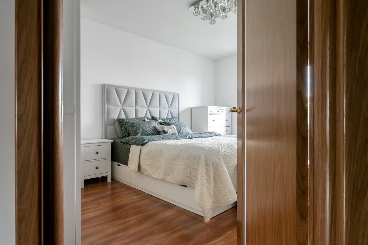 Двуспальная кровать