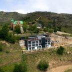 Объект находится в горах, Отель SANDA