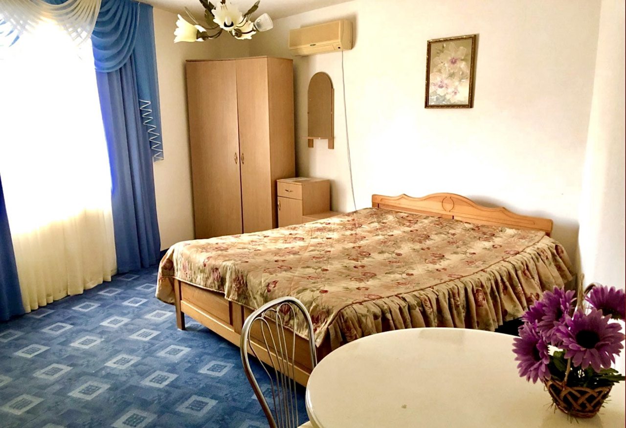 Двухместный (Стандарт однокомнатный двухместный с двуспальной кроватью) гостевого дома Уют на Консульской, Судак