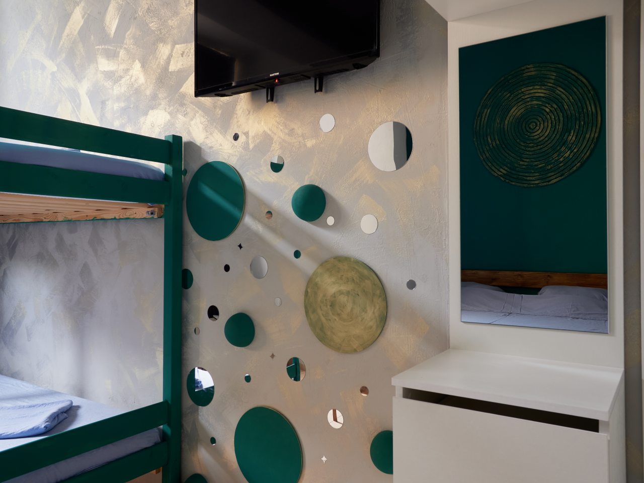 Семейный (Номер Уран), Хостел Космострелка