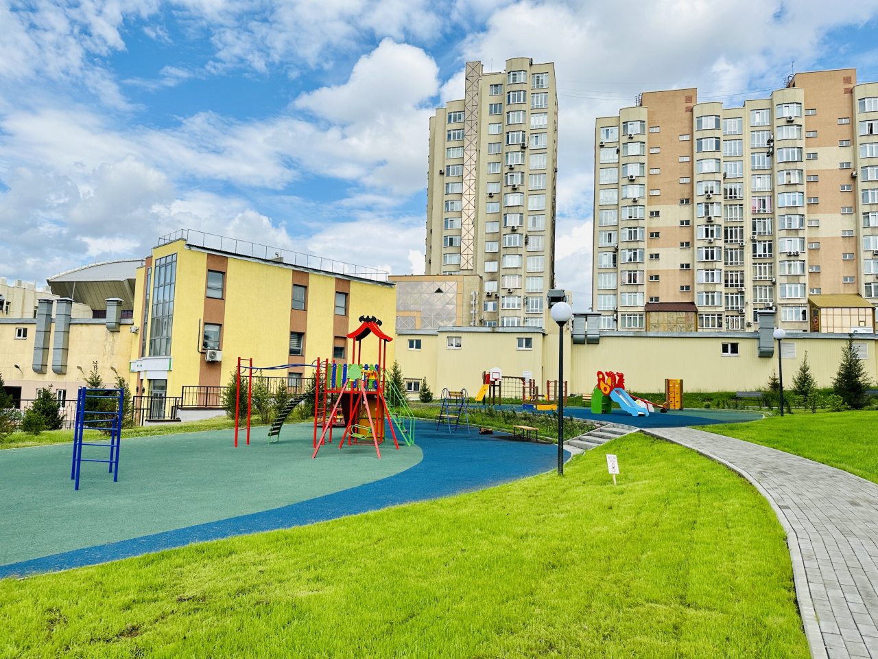 Полулюкс (Колибри), Апартаменты УНИК АПАРТ на Большевистской рядом с Собором