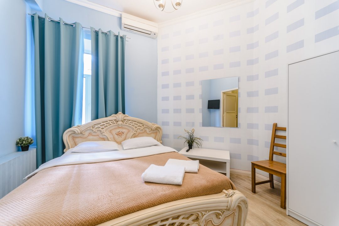 Двухместный (Улучшенный двухместный номер с 1 кроватью) гостиницы Simple Пассаж, Санкт-Петербург