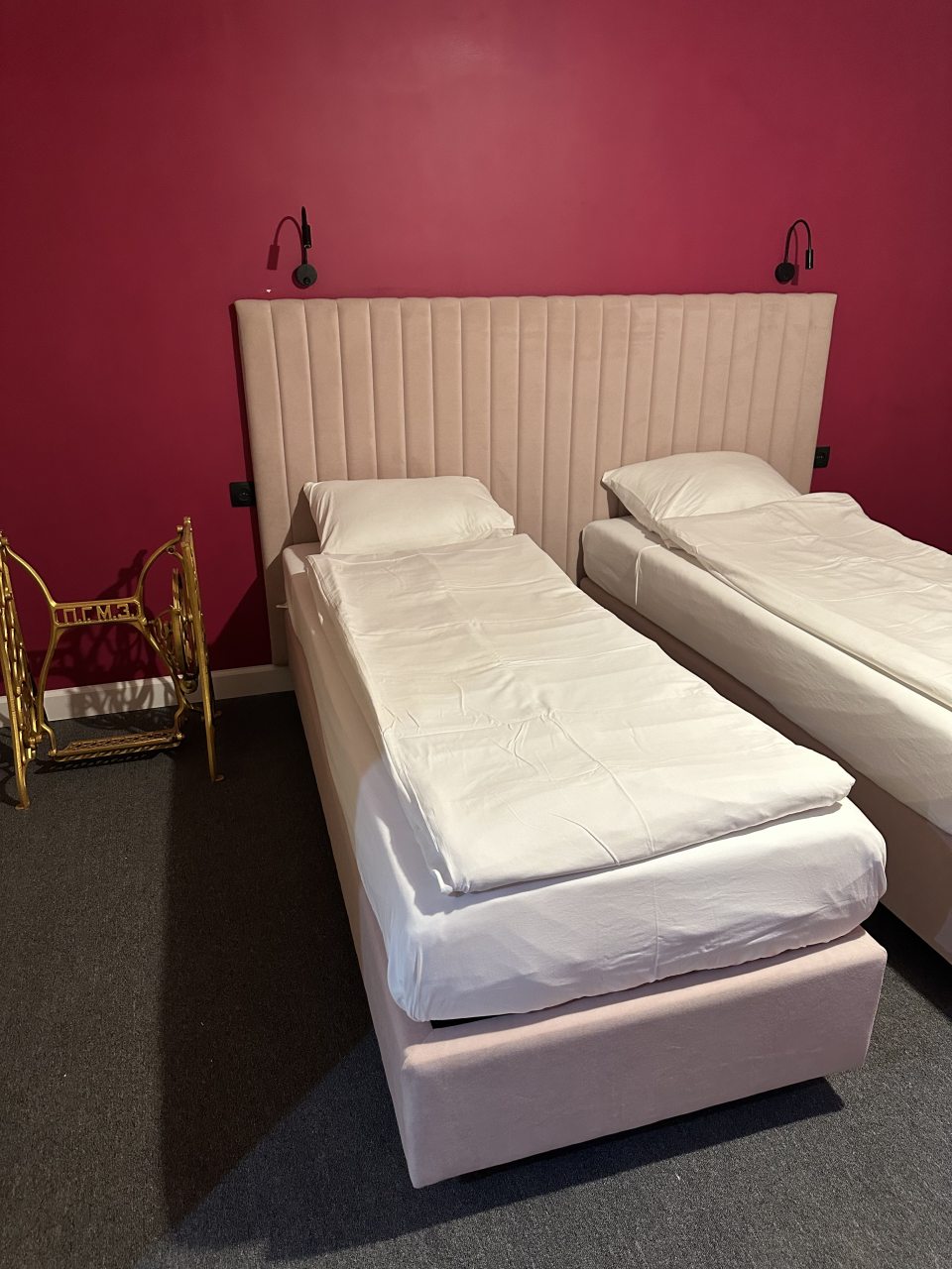 Трехместный (Улучшенный двухместный (на выбор - 1 общая кровать king-size/2 односпальные кровати)  номер с дополнительной кроватью), Мини-отель Рыбка