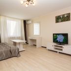 Трёхместный и более, Отель Ярд