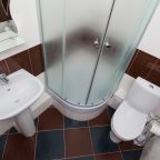 Трёхместный и более, Отель Ярд