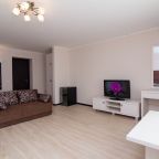 Трёхместный и более, Отель Ярд