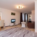 Трёхместный и более, Отель Ярд