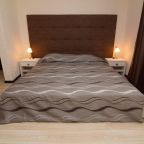 Трёхместный и более, Отель Ярд