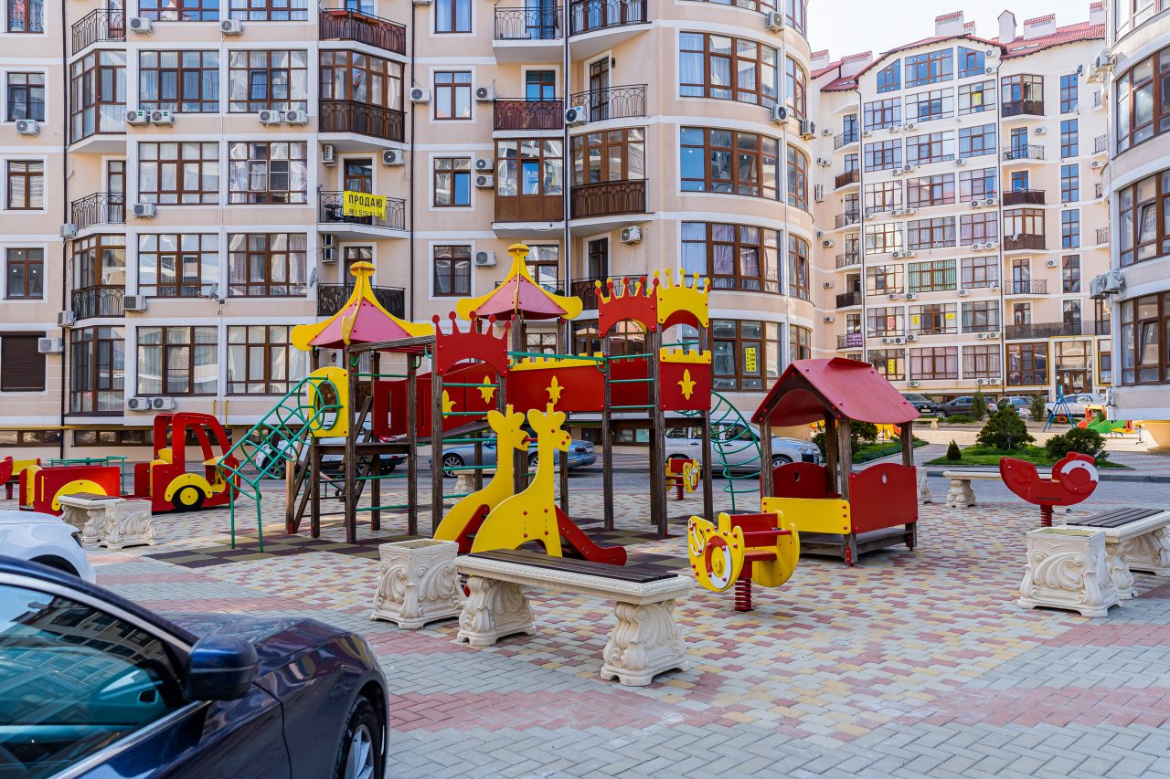 Детская площадка, Апартаменты Светлая студия с балконом от LetoApart