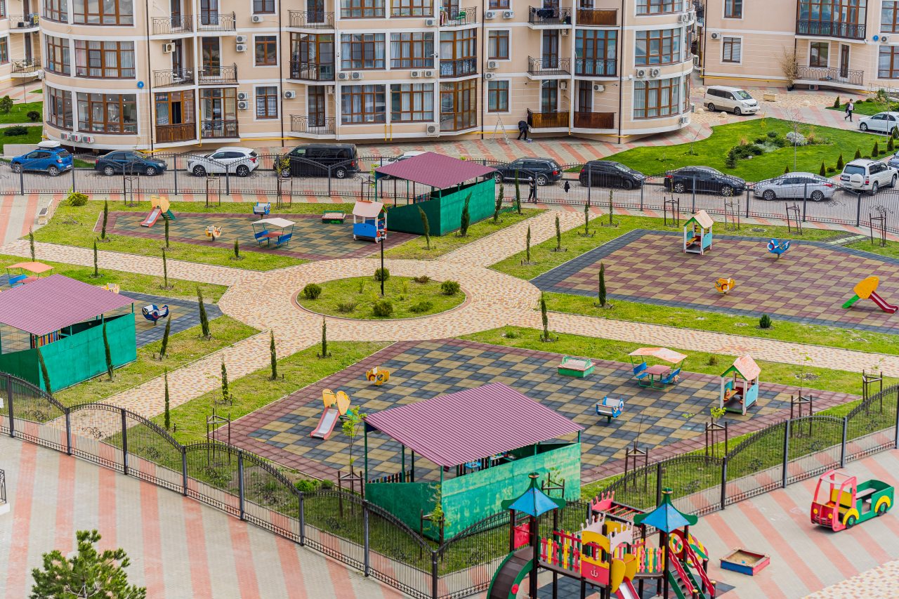 Детская площадка, Апартаменты Уютная студия с панорамными окнами от LetoApart