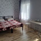 Чайник и посуда в каждом номере.