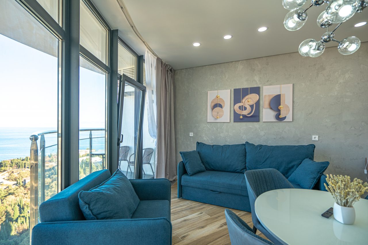 De Luxe (Дизайнерские двухкомнатные апартаменты SOFT BLUE с кухней и  ванной комнатой с видом на  море) апарт-отеля Стиль жизни, Алушта
