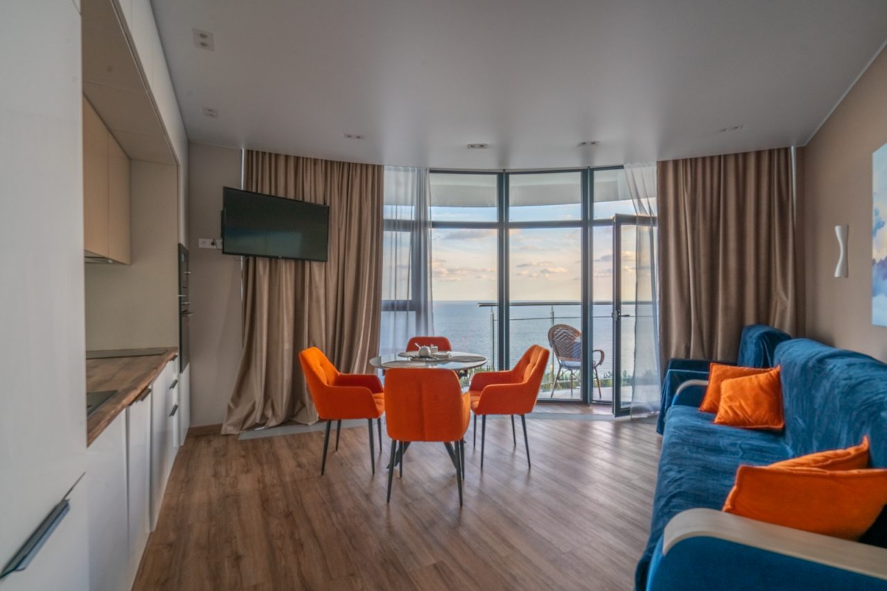 De Luxe (Дизайнерские  двухкомнатные апартаменты ORANGE с кухней и ванной комнатой с видом на море и горы) апарт-отеля Стиль жизни, Алушта