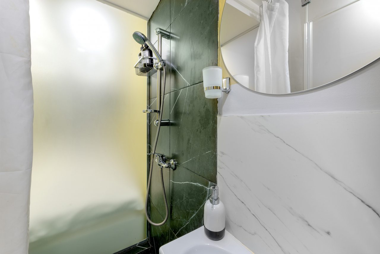 Апартаменты (С односпальной кроватью без окна (24)), Апартаменты VEDA Aparts Лиговский 55