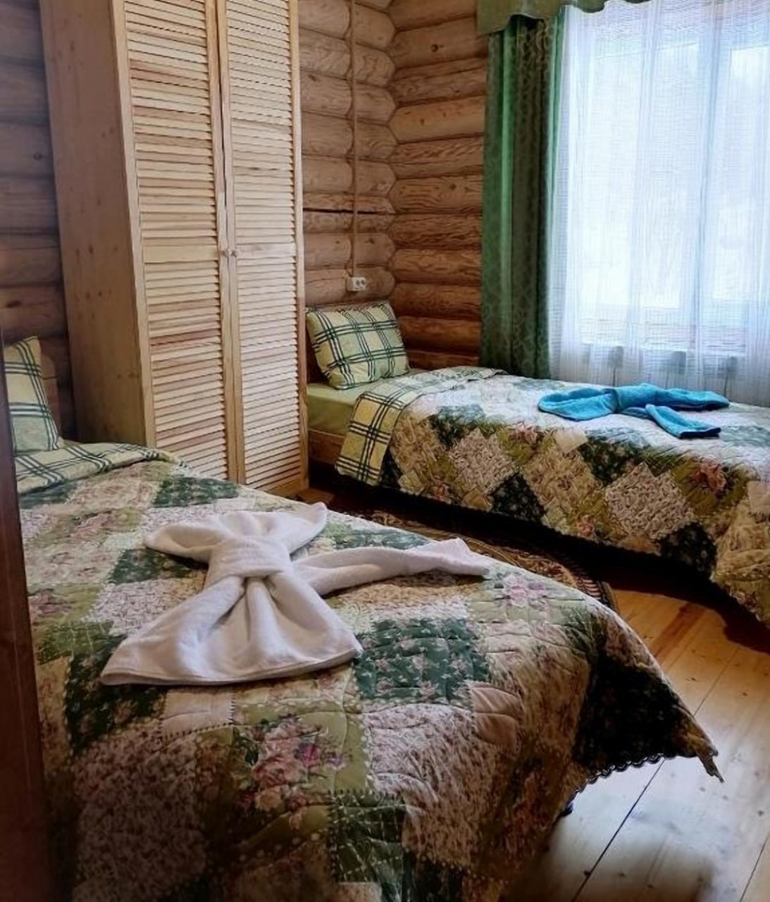 Двухместный (Двухместный номер с 2 кроватями и ванной комнатой) гостевого дома Тур, Домбай