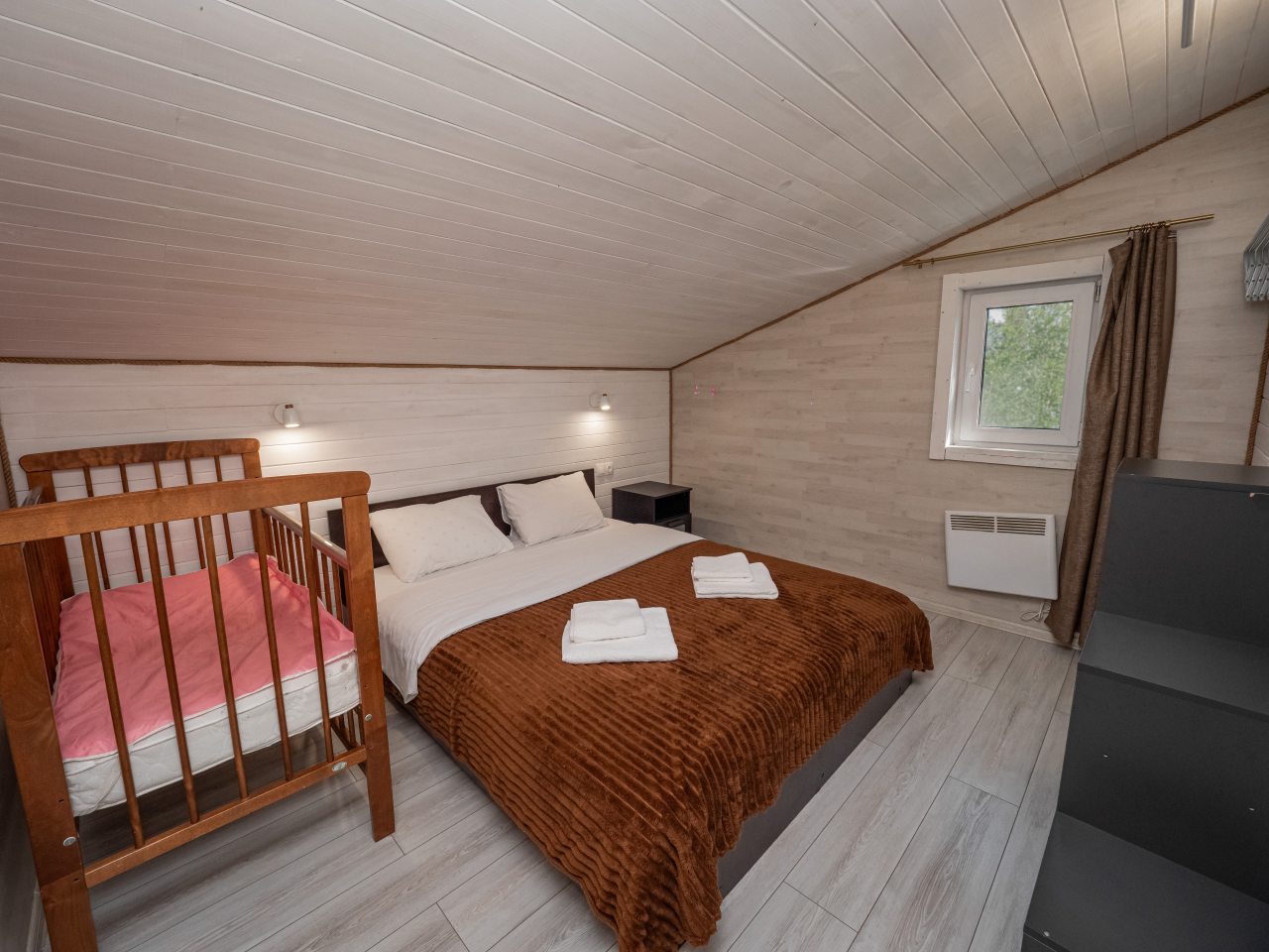 Детская кроватка в комнате на 2 этаже