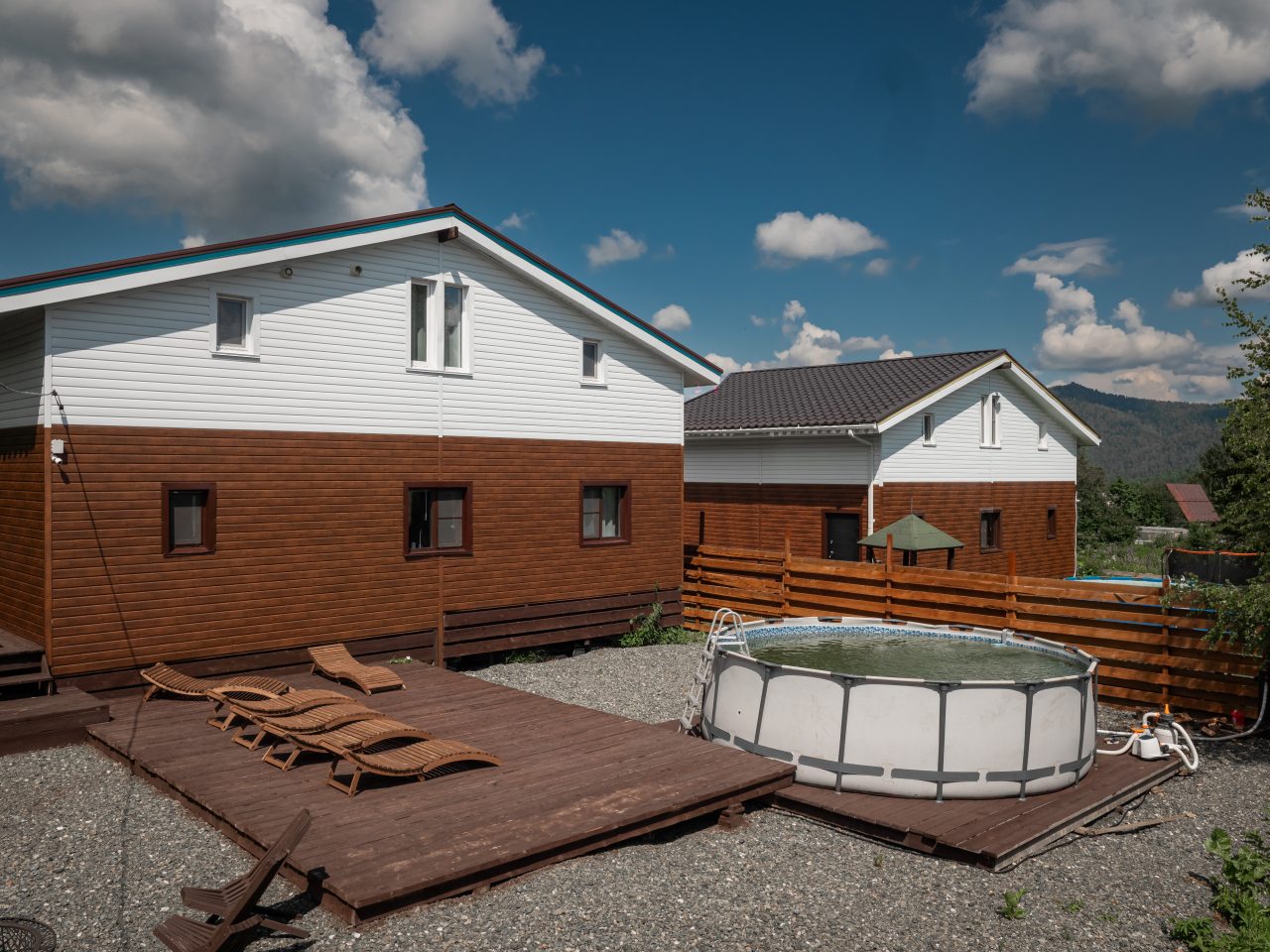 Территория с подогреваемым бассейном и площадкой для отдыха