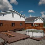 Территория с подогреваемым бассейном и площадкой для отдыха