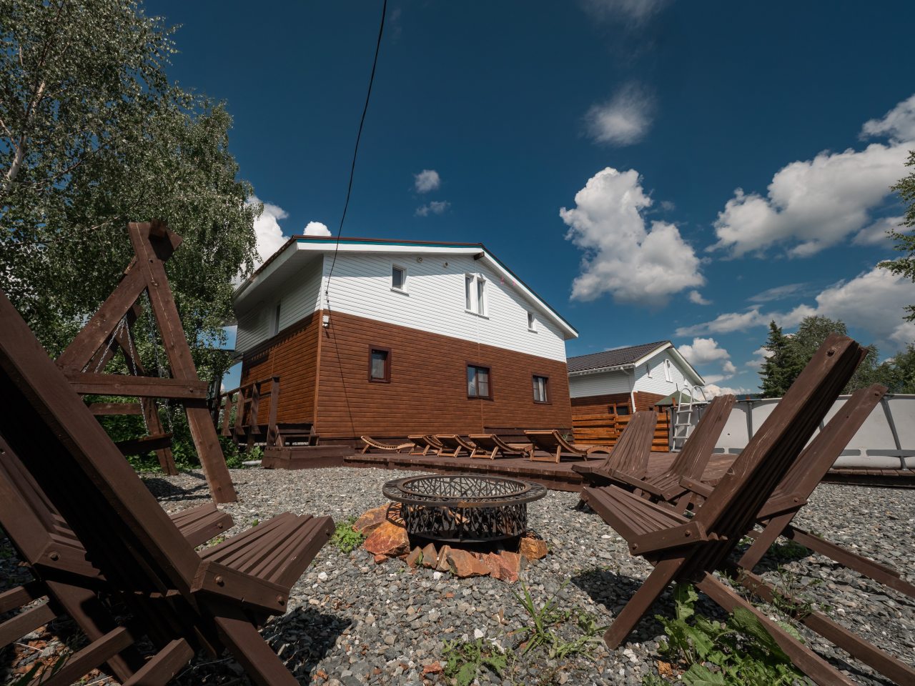 Территория возле дома - зона отдыха