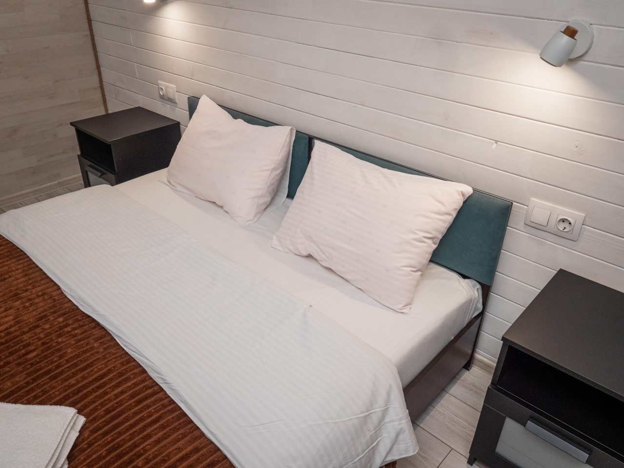 Кровать в спальне