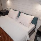 Кровать в спальне