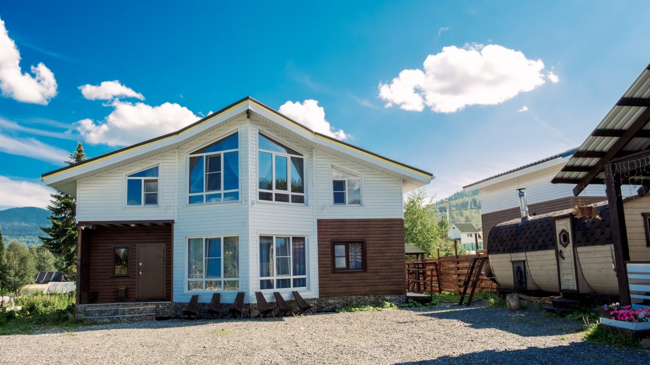 Фасад и территория дома