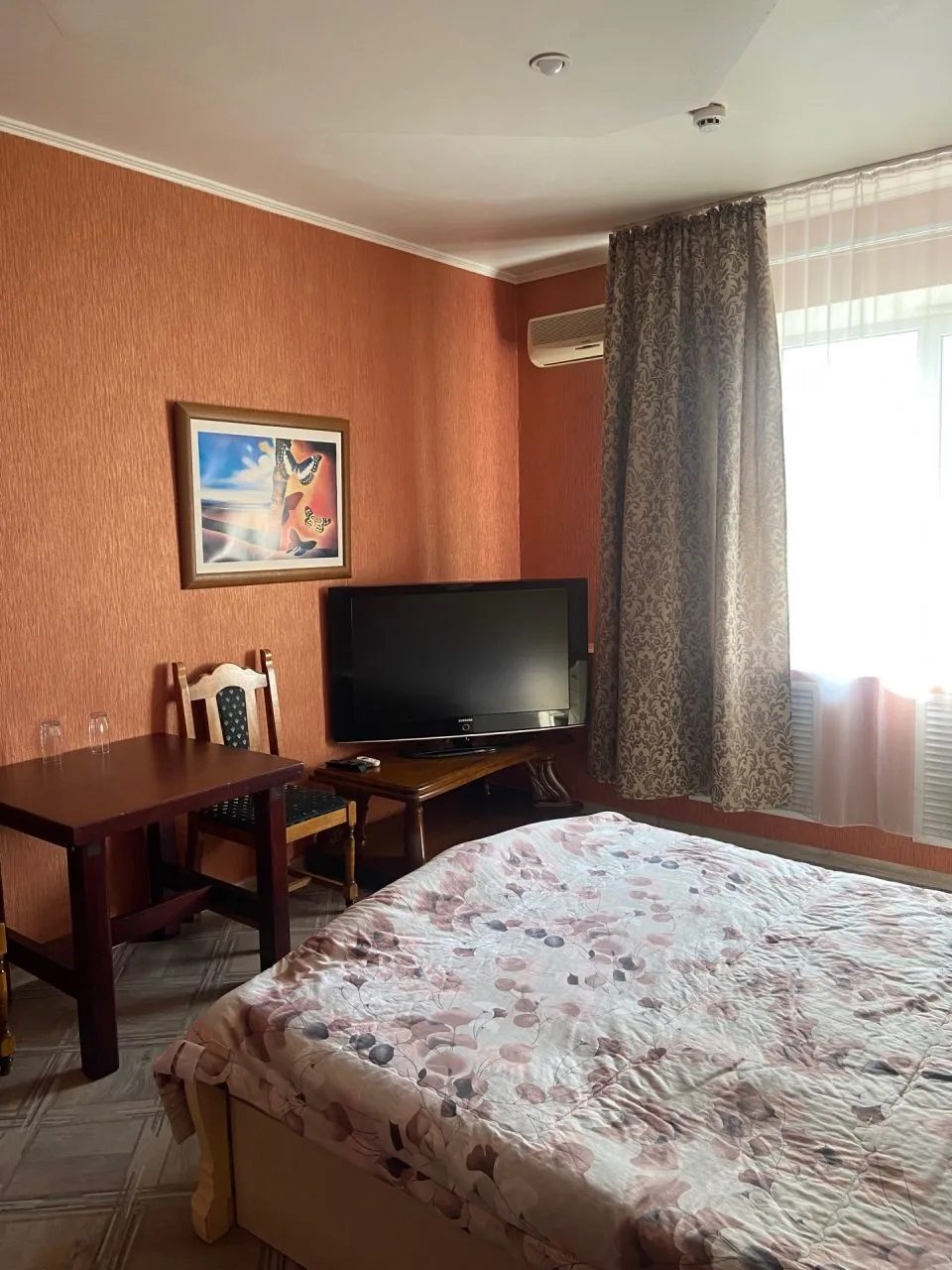 Двухместный (Стандартный номер с одной двухспальной кроватью) гостиницы Континенталь, Ростов-на-Дону