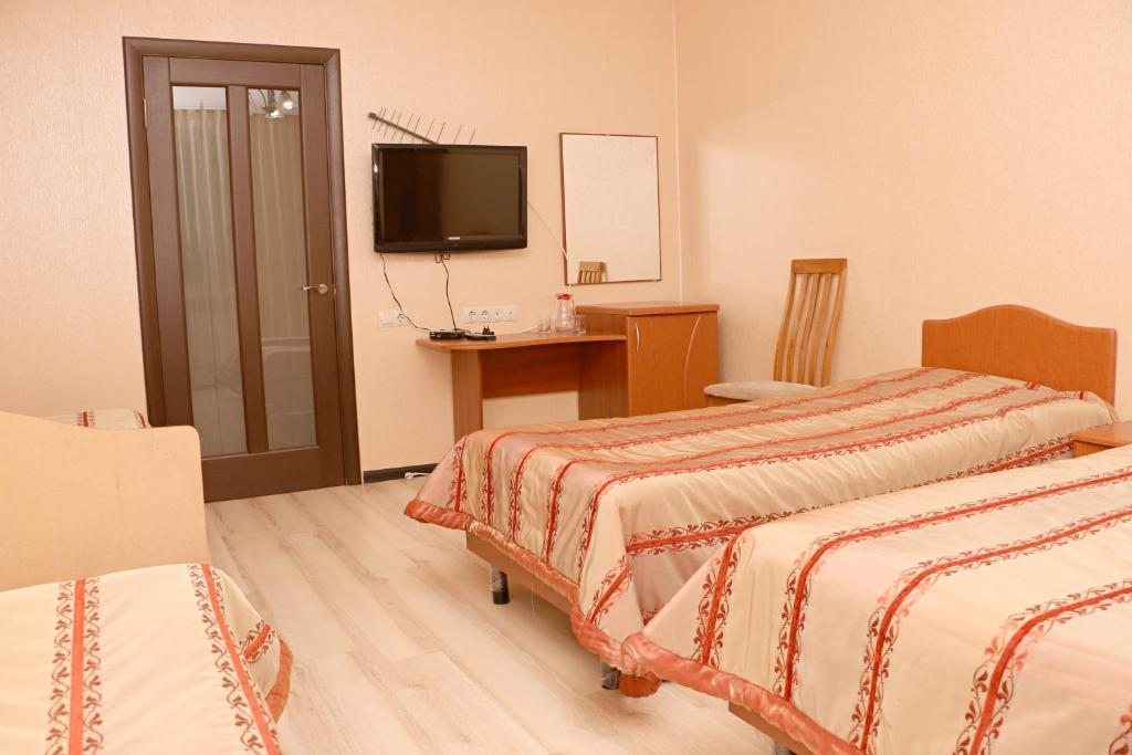 Четырехместный (Стандартный четырехместный номер) гостиницы Гранд Виктория, Домбай