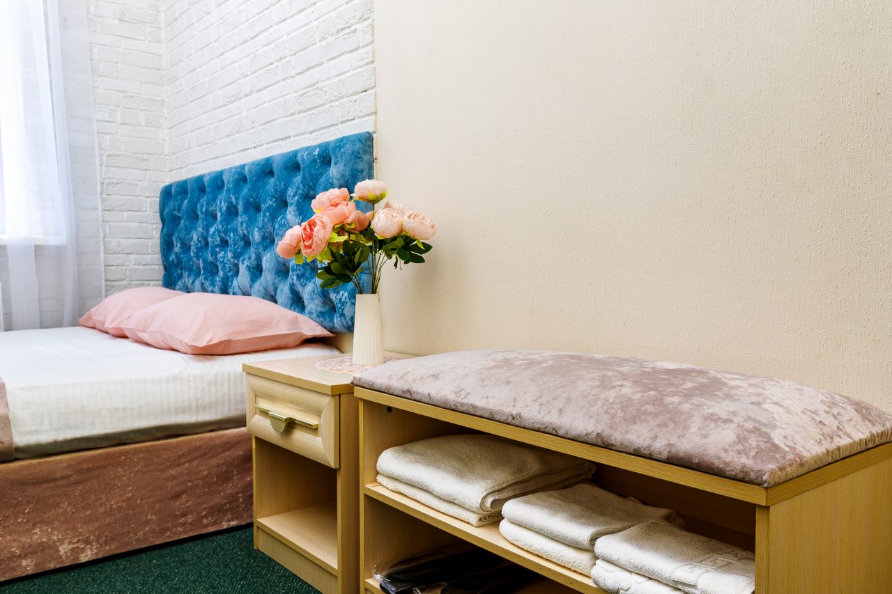 Парковка в тихом дворе под вашим окном,штора блэкаут,