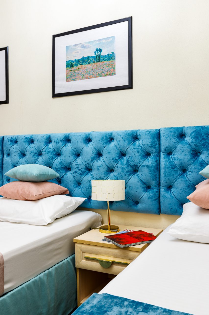 Можно на 6 человек, парковка, удобства в номере