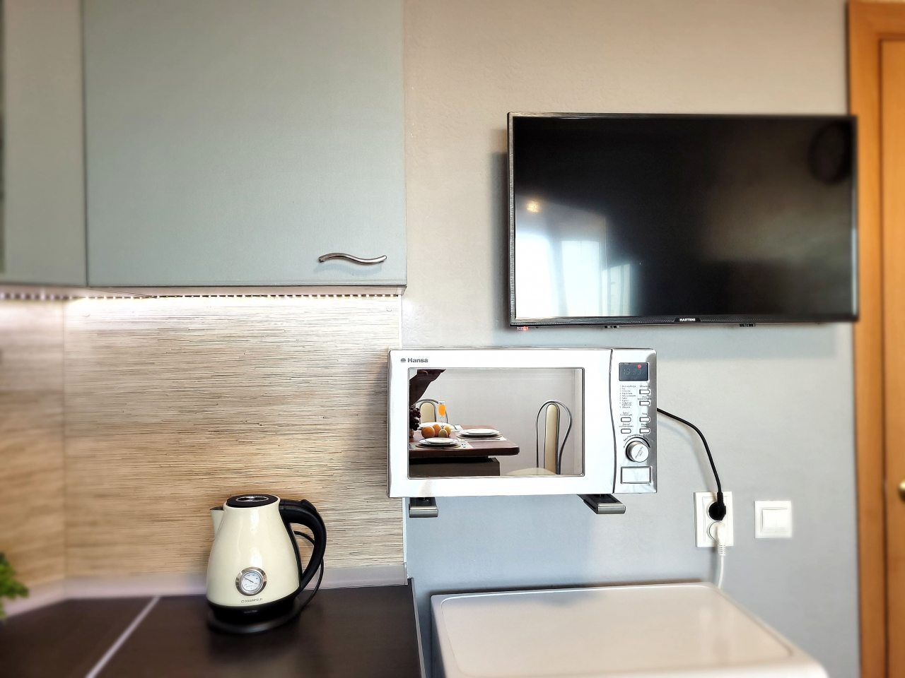 Электрический чайник, микроволновка