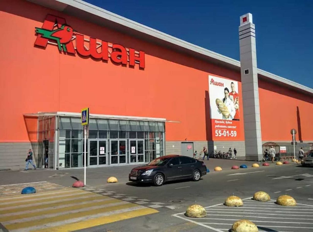 Через дорогу «Ашан»