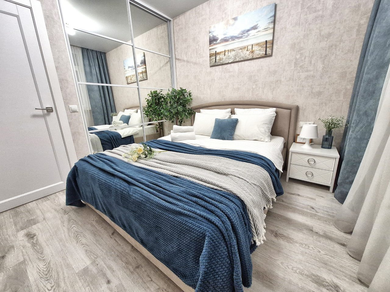 Двуспальная кровать 160*200 с новым ортопедическим матрасом.