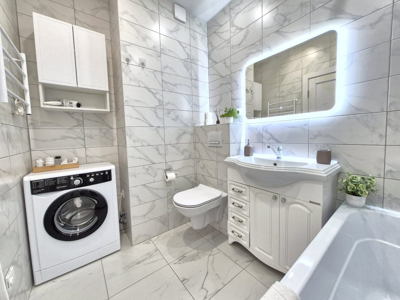 Стиральная машина в ванной комнате