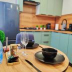 Функциональная кухня с новой бытовой техникой и посудой